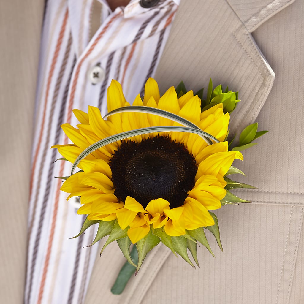Free Spirit Boutonniere – The Love Bug Flowers, Timmins ON