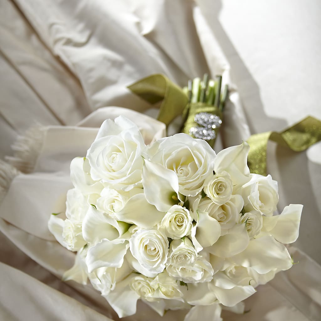 Serene Highness Bouquet – The Love Bug Flowers, Timmins ON