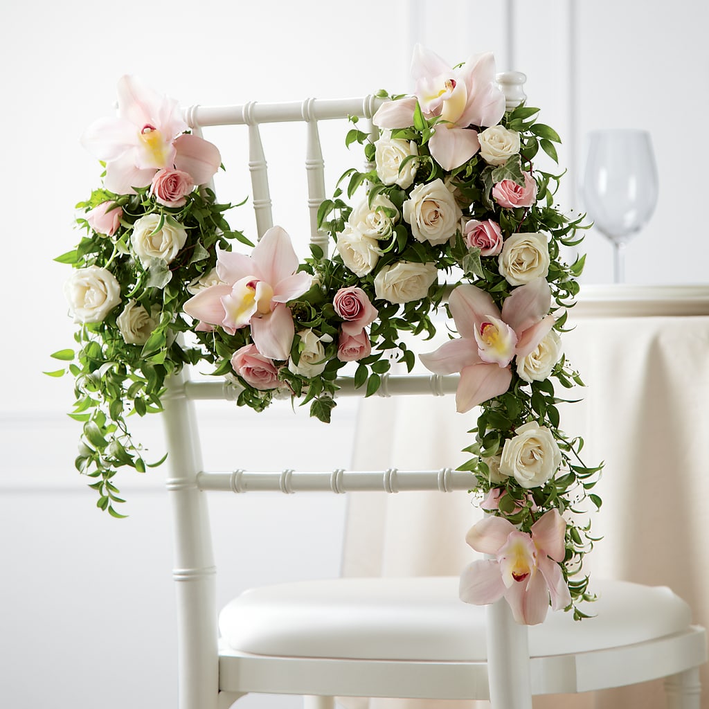 Decoración de silla con rosas orquídeas